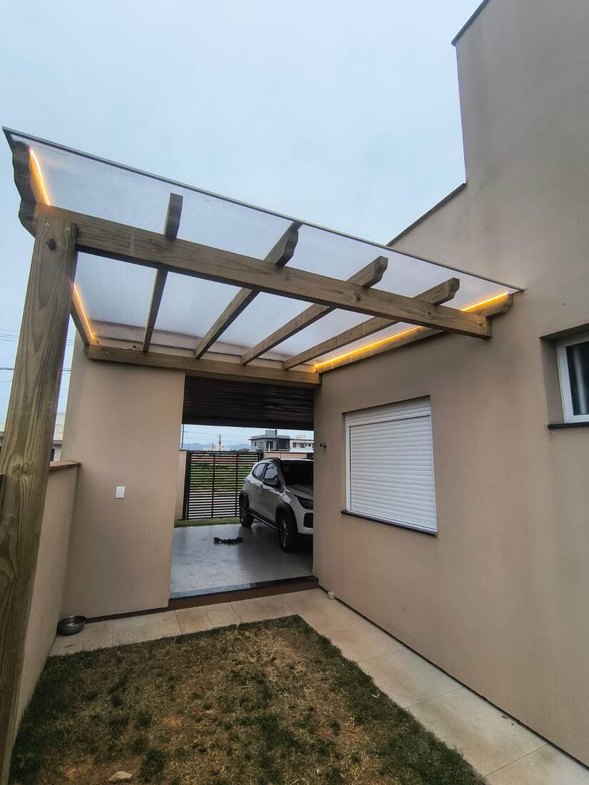 Cobertura de madeira com iluminação em LED, projeto JP Carpintaria