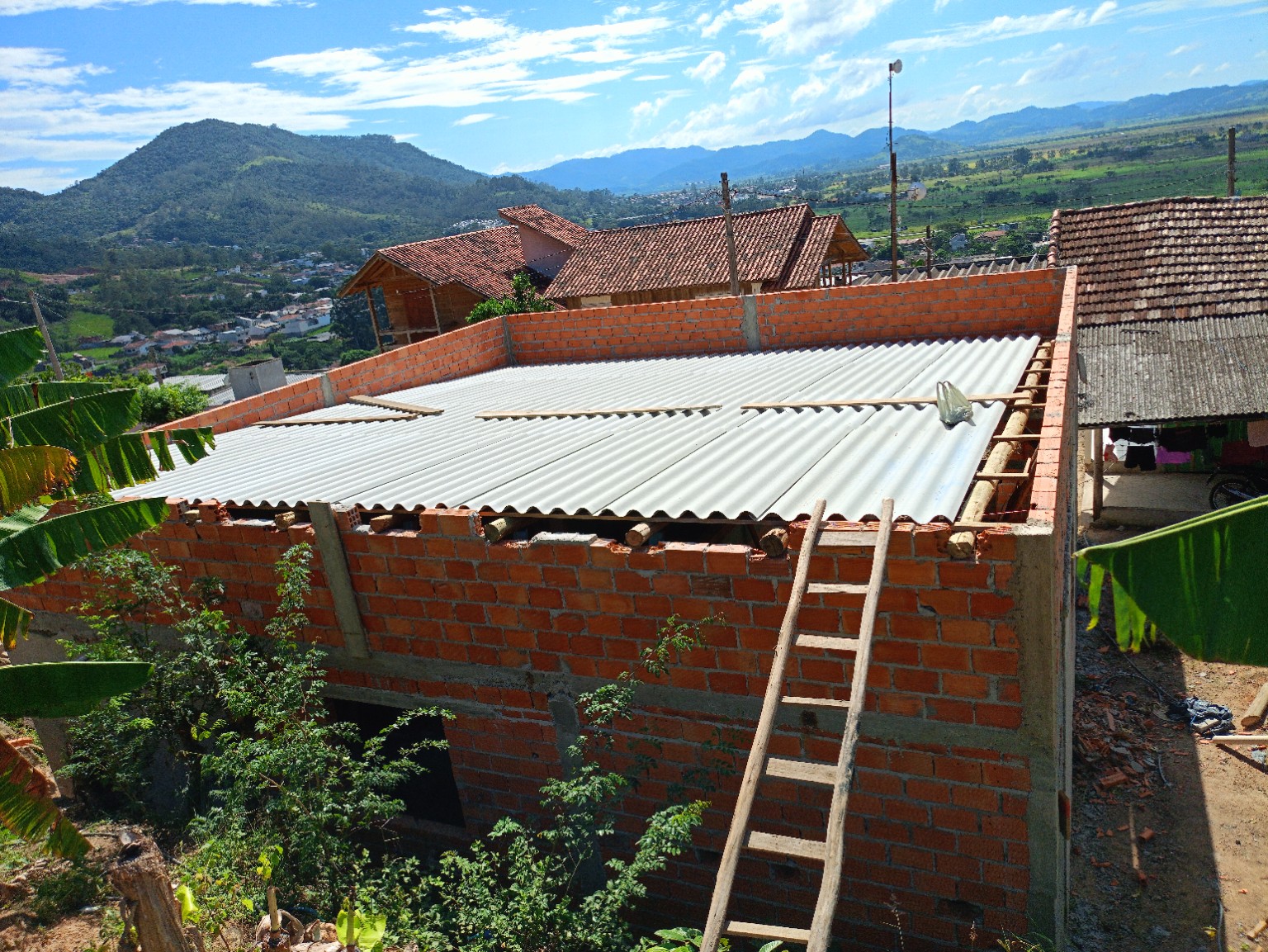 Telhado de telhas onduladas em uma obra em Tubarão
